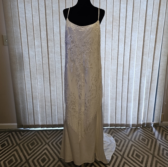Elegant Cream Lace Wedding Dress - Picture 1 of 7